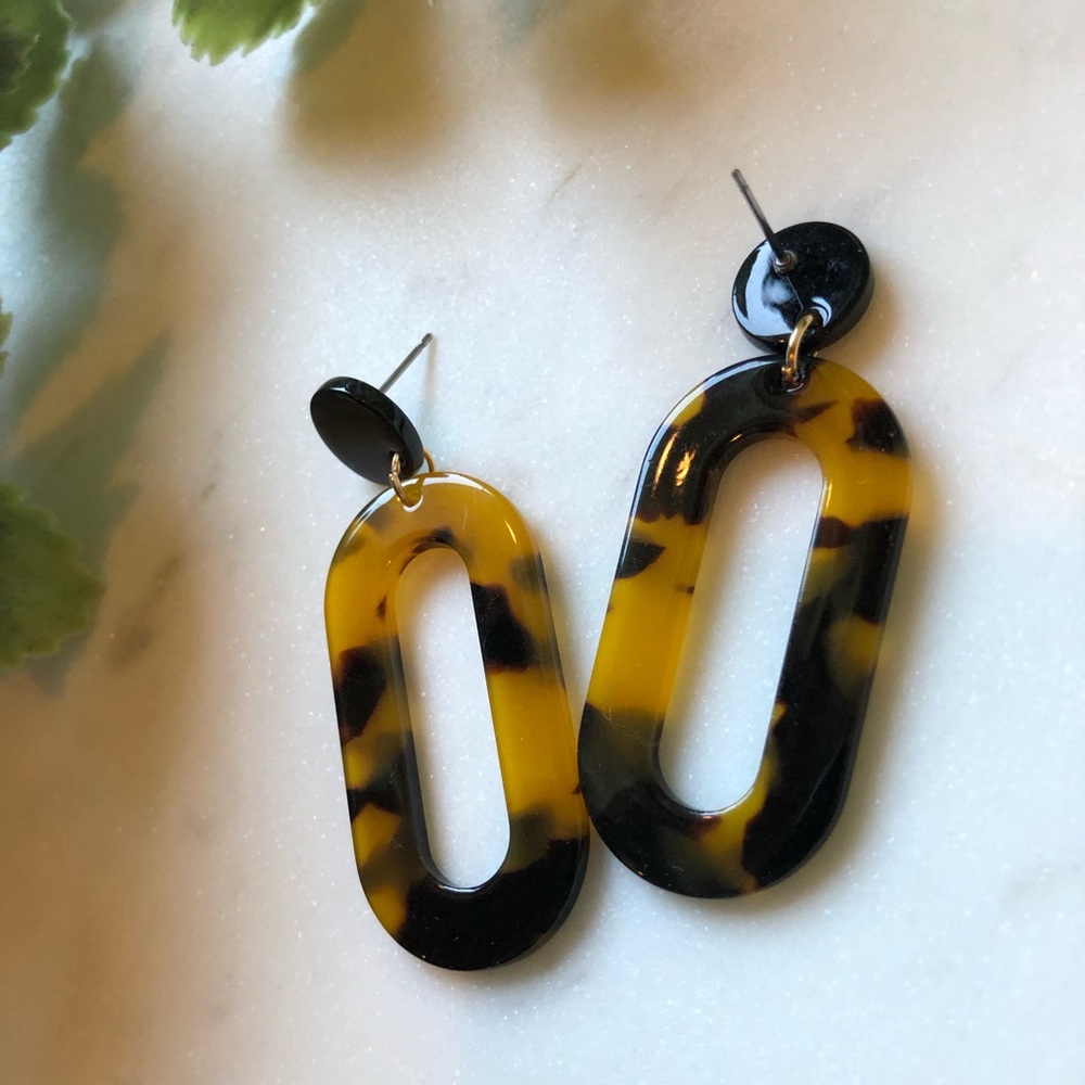 The Ana - Classic Oval Tortoise Resin Earring - Picture 6 of 6